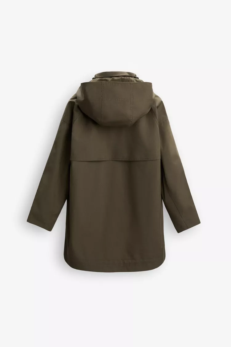 TRENCH CON CAPUCHA IMPERMEABLE